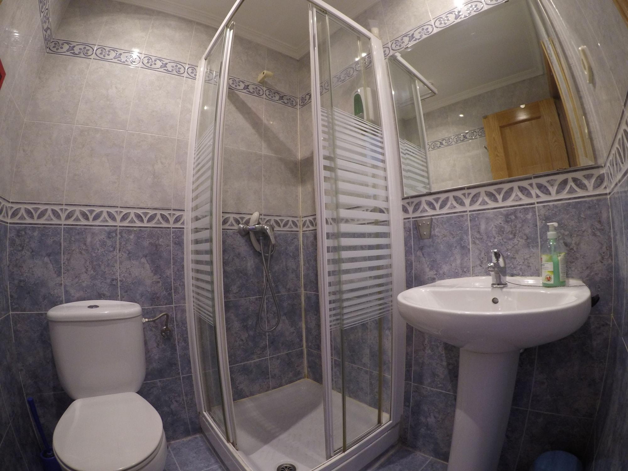 הוסטל מדריד Rc Miguel Angel מראה חיצוני תמונה A shower cubicle