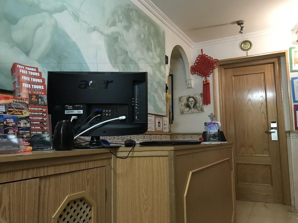 הוסטל מדריד Rc Miguel Angel מראה חיצוני תמונה Reception desk at the hotel